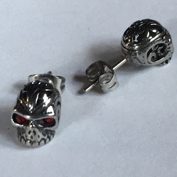 New! Goth Skull Stud Earrings - Picture 5 of 8